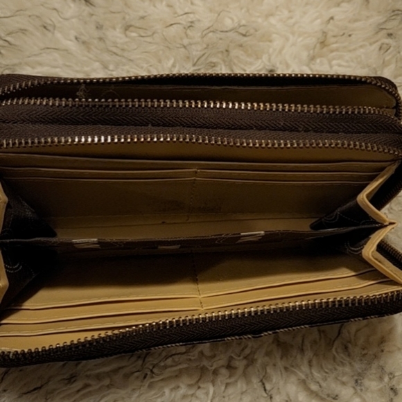 Michael Kors Logo Wallet - Picture 9 of 9